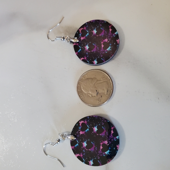 Hearts Circle Earrings - Picture 6 of 7